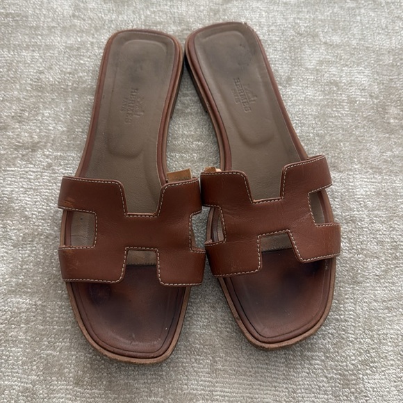 HERMÈS Oran Sandals in Gold/Tan (38.5) - Picture 2 of 4